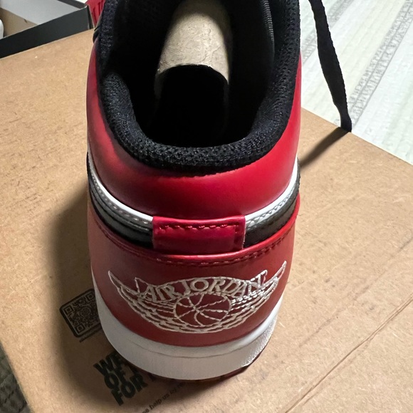 Size 10 - Jordan 1 Low Bred Toe 2021 - Picture 9 of 16